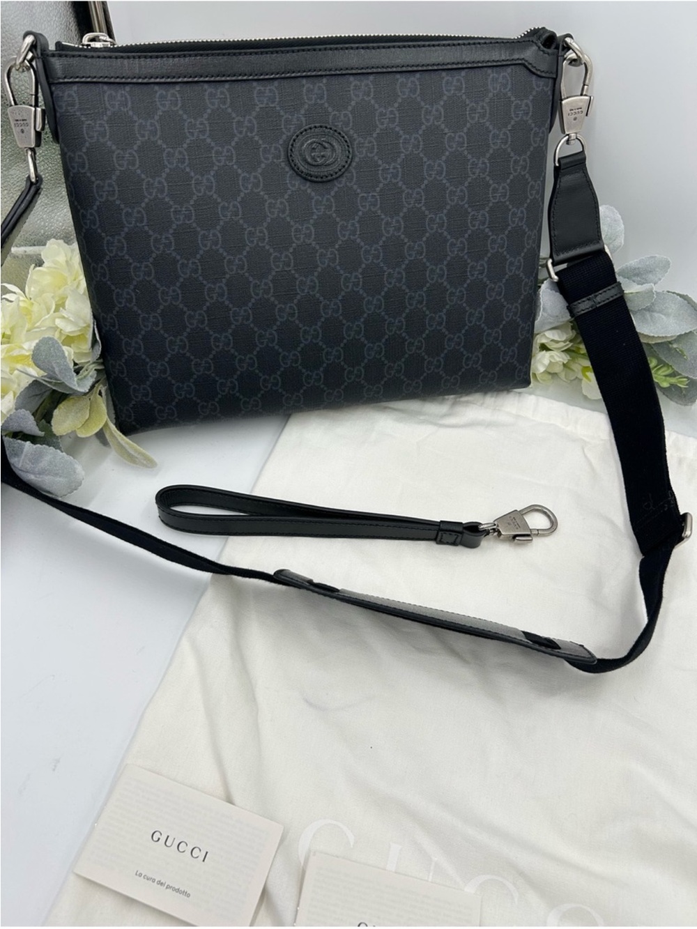 Unisex Gucci, GG monogram messenger Crossbody bag, detachable strap, Italy